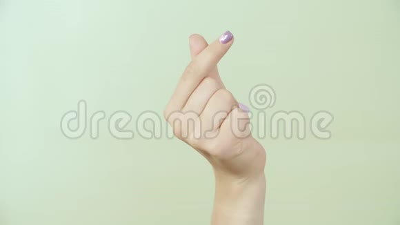 女性的手竖起大拇指绿色背景视频的预览图