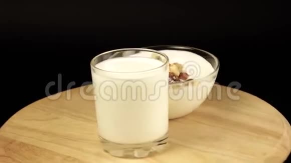 一杯牛奶和一盘带坚果的酸奶可以360度旋转视频的预览图
