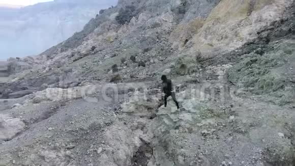 穿着黑色衣服的人走在山上看着湖4K视频的预览图