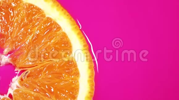 切片橘子漂浮在粉红色的新鲜果汁中鲜橙汁片视频的预览图