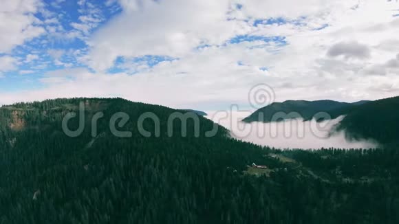 山景观全景山谷里弥漫着雾气山林房屋视频的预览图