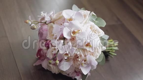 木制地板上漂亮的婚礼花束视频的预览图