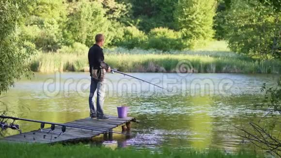 一个年轻人在池塘里钓鱼视频的预览图