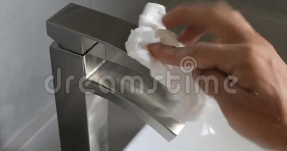 卫生间家庭用房清洁水龙头视频的预览图