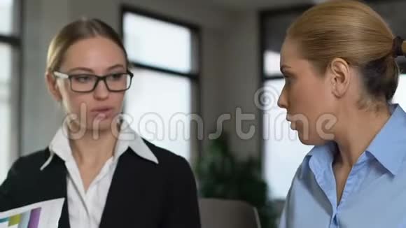 两个女商人在办公室争吵同事误会工作压力视频的预览图
