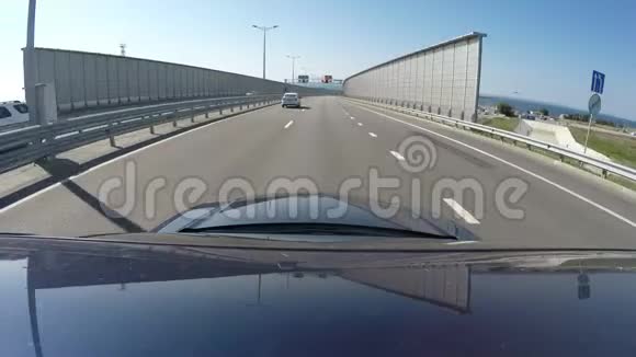 新克里米亚大桥入口照相机安装在蓝色汽车的车顶上视频的预览图