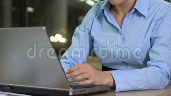 精疲力竭的办公室工作人员关闭笔记本电脑在桌子上睡着加班加点视频的预览图