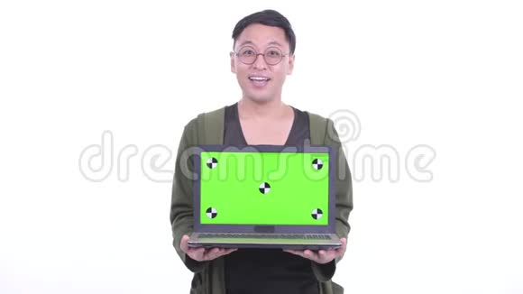 戴着眼镜的快乐日本男人一边说着手提电脑视频的预览图