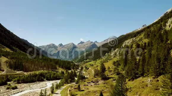 夏天在瑞士卢埃辛塔尔山谷视频的预览图
