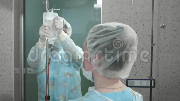 护士帮助外科医生团队进行手术视频的预览图
