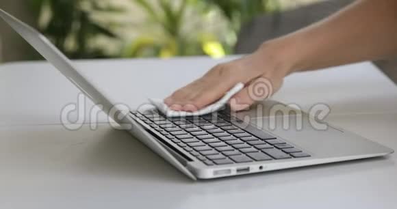用抗菌湿擦法对笔记本电脑进行消毒近距离观察女性手视频的预览图