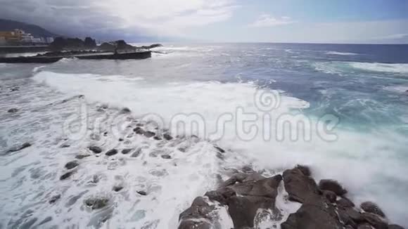 西班牙渔村的海岸热带岛屿上海洋的力量和力量视频的预览图