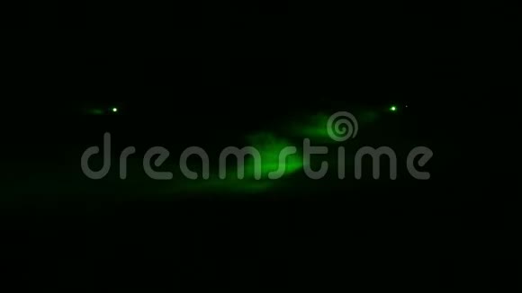 黑色烟雾中的轮廓聚光灯发出的绿色光芒视频的预览图