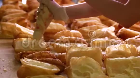 面包师用奶油填充泡芙视频的预览图