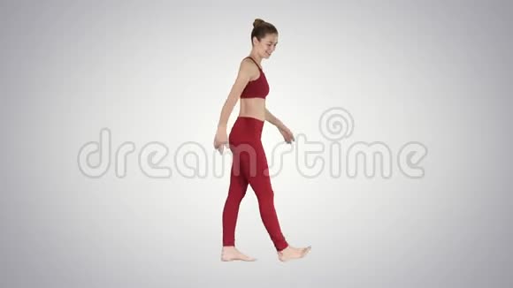 在渐变背景下行走时女性女运动员伸展手臂视频的预览图
