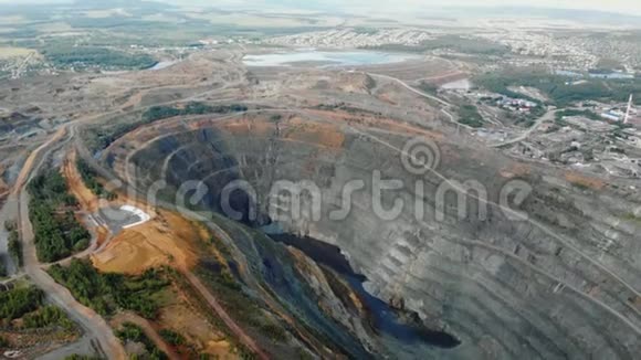 空中景观露天采矿采石场与机械工作视频的预览图