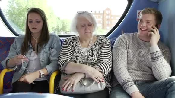 年轻乘客乘坐巴士旅行时的不安视频的预览图