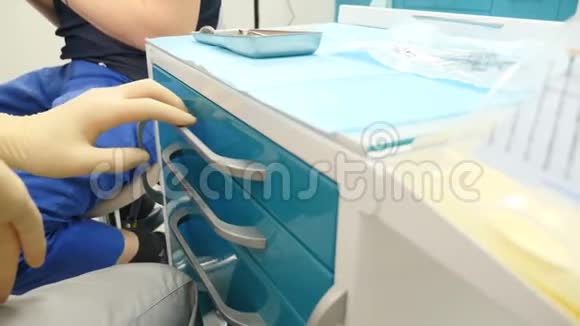 在诊所当牙医的医生打开抽屉展示牙科诊所的工具人们和口腔卫生视频的预览图