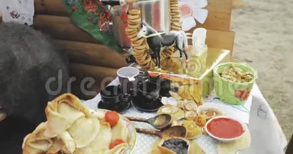 甜糕点和俄罗斯萨莫瓦尔提供节日煎饼糖果饼干和华夫饼的桌子传统茶饮视频的预览图