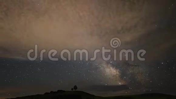 夜空中有银河和云视频的预览图