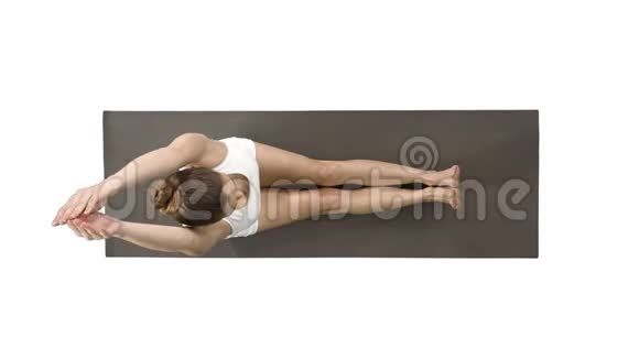 年轻的金发美女练习瑜伽做前倾弯曲运动在白色上摆姿势视频的预览图
