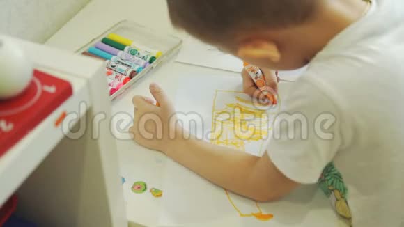 小男孩在桌上画马克视频的预览图