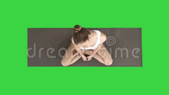 年轻运动的漂亮女人在绿色屏幕上伸展她的脖子Chroma键视频的预览图