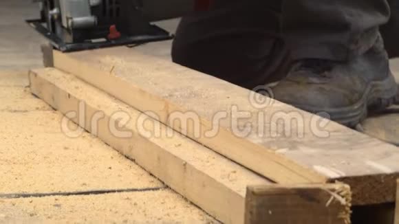 锯切木头的工人视频的预览图