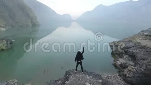 在群山环绕的蓝色湖泊上令人惊叹的景色空中拍摄4k视频的预览图