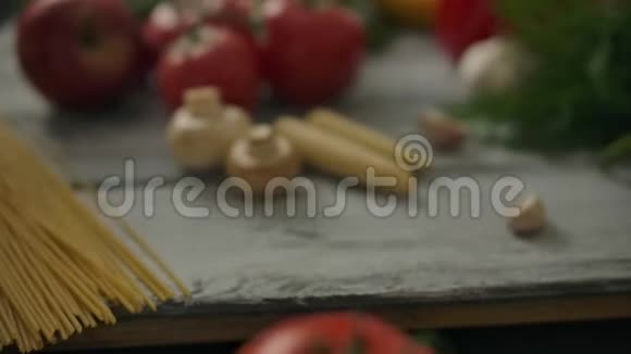 成熟的蔬菜和草本植物靠近明亮的柑橘在桌子上素食观念视频的预览图