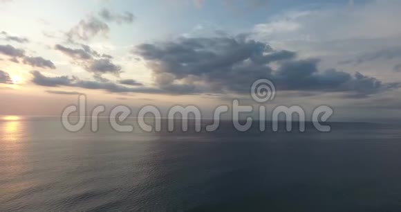 巴厘岛日落全景水中色彩斑斓的倒影视频的预览图