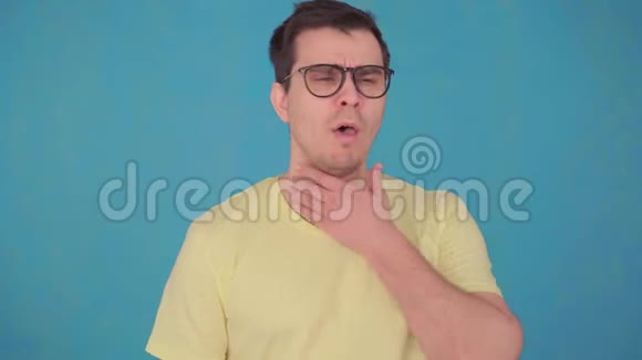 戴眼镜和t恤的中年男子喉咙痛用喷雾剂治疗喉咙视频的预览图