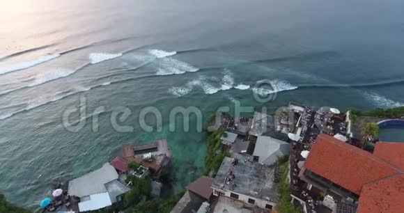 巴厘岛悬崖上的度假胜地人们正在欣赏海景视频的预览图