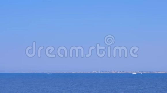 海景背景蓝色的水游艇城市的距离和晴朗的天空视频的预览图