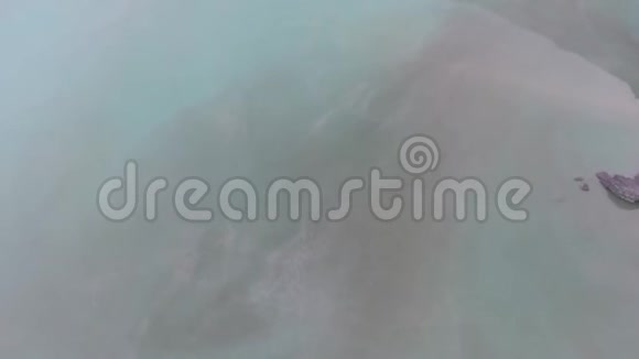 在一个蓝色的湖面上鸟瞰上面有雾四周有山视频的预览图