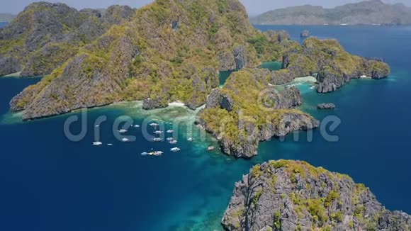 鸟瞰米尼洛克岛ElNido巴拉望菲律宾大洋周围的石灰岩岩溶岩脊形成视频的预览图