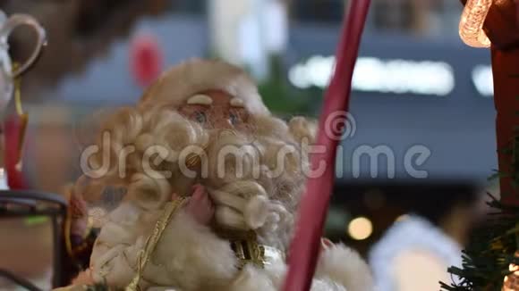 圣诞老人玩具坐在德国慕尼黑的一个玩具摊开的柜台上模糊的人和视频的预览图