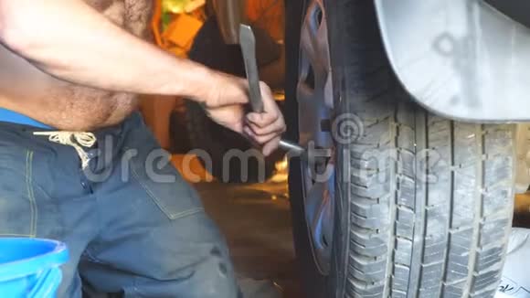 车库内维修车轮视频的预览图