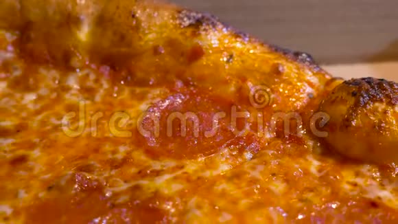 慢动作吃披萨视频的预览图