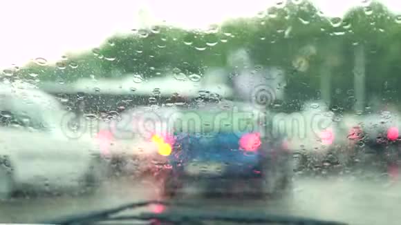 雨中汽车穿过城市视频的预览图