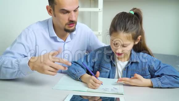 私人家庭教师帮助小女孩学习视频的预览图