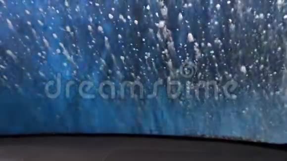 龙门洗车从车上看用洗发水处理车身视频的预览图