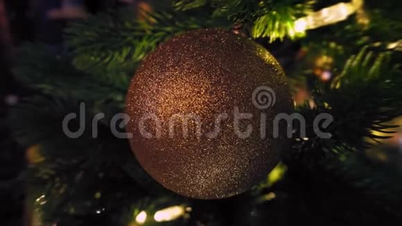一棵美丽的圣诞树上的圣诞玩具红场晚上慢动作视频的预览图