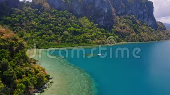 平台在开阔的蓝色海洋附近的拉根岛被丛林包围ElNido巴拉望菲律宾热带旅行视频的预览图