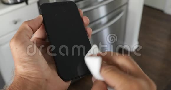 用抗菌湿擦法对手机进行消毒近距离观察女性手视频的预览图