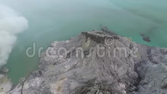 四公里的海底山脉和蓝色湖泊的无人机镜头视频的预览图