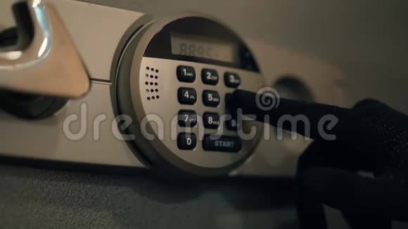 戴着黑色手套的人在保险箱上按下按钮偷东西的家伙密码不对犯罪概念视频的预览图