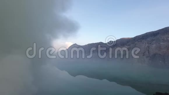 山近一大湖水中倒影间歇泉的蒸汽云4k视频的预览图