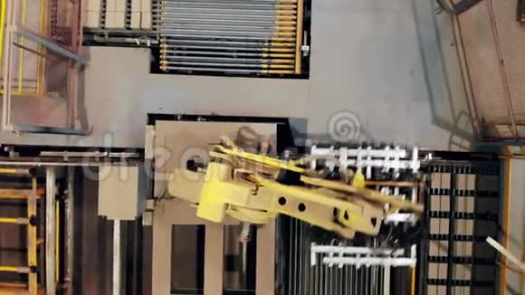 从传送带上搬砖的机械手臂的俯视图视频的预览图