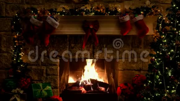 用圣诞丝袜装饰的壁炉登录视频的预览图